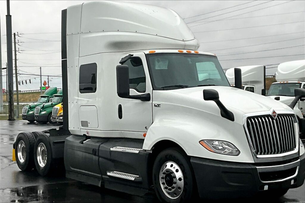 2022 CUM LT625 6×4 Sleeper