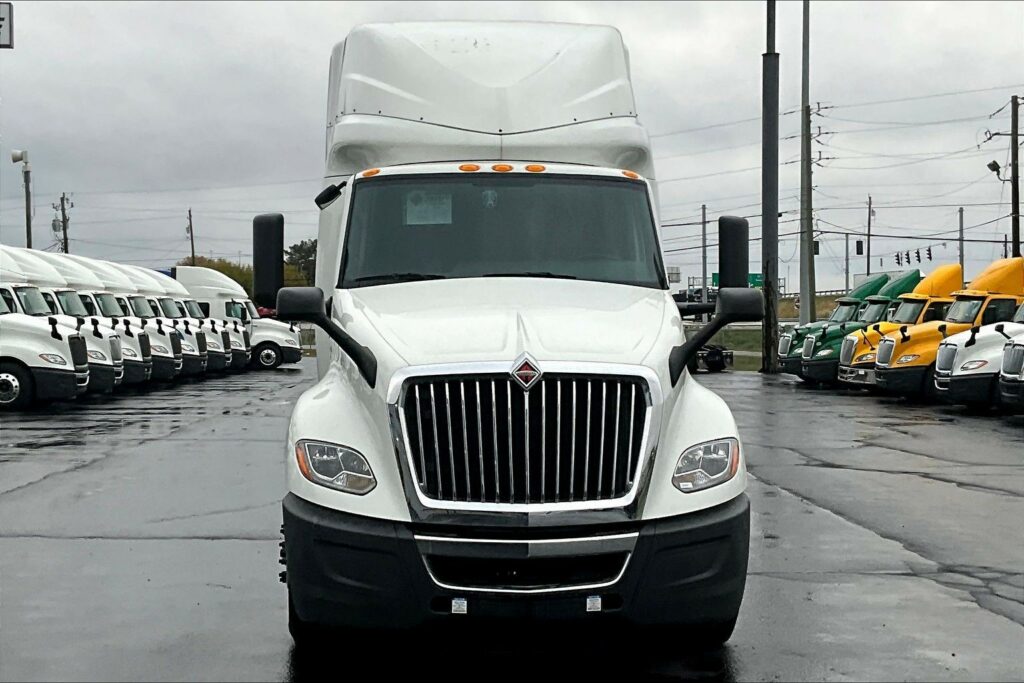 2022 CUM LT625 6×4 Sleeper