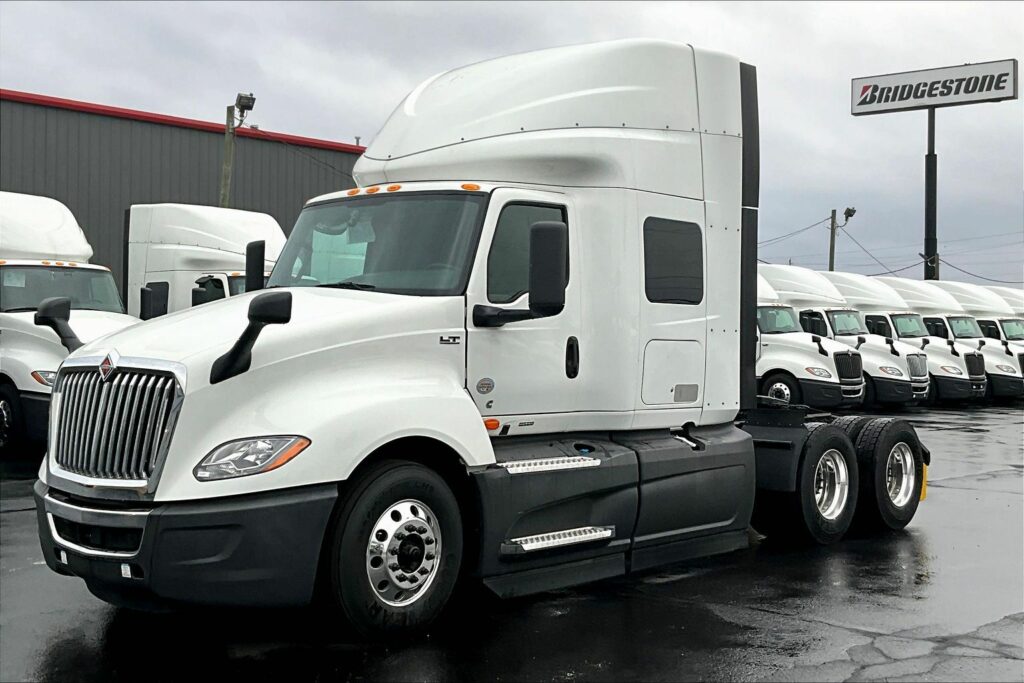 2022 CUM LT625 6×4 Sleeper