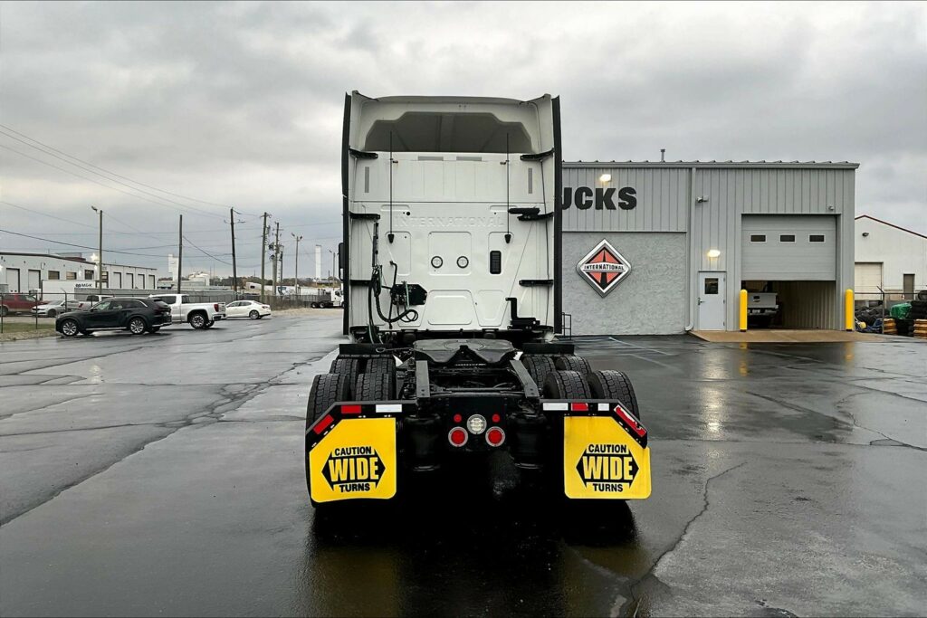 2022 CUM LT625 6×4 Sleeper