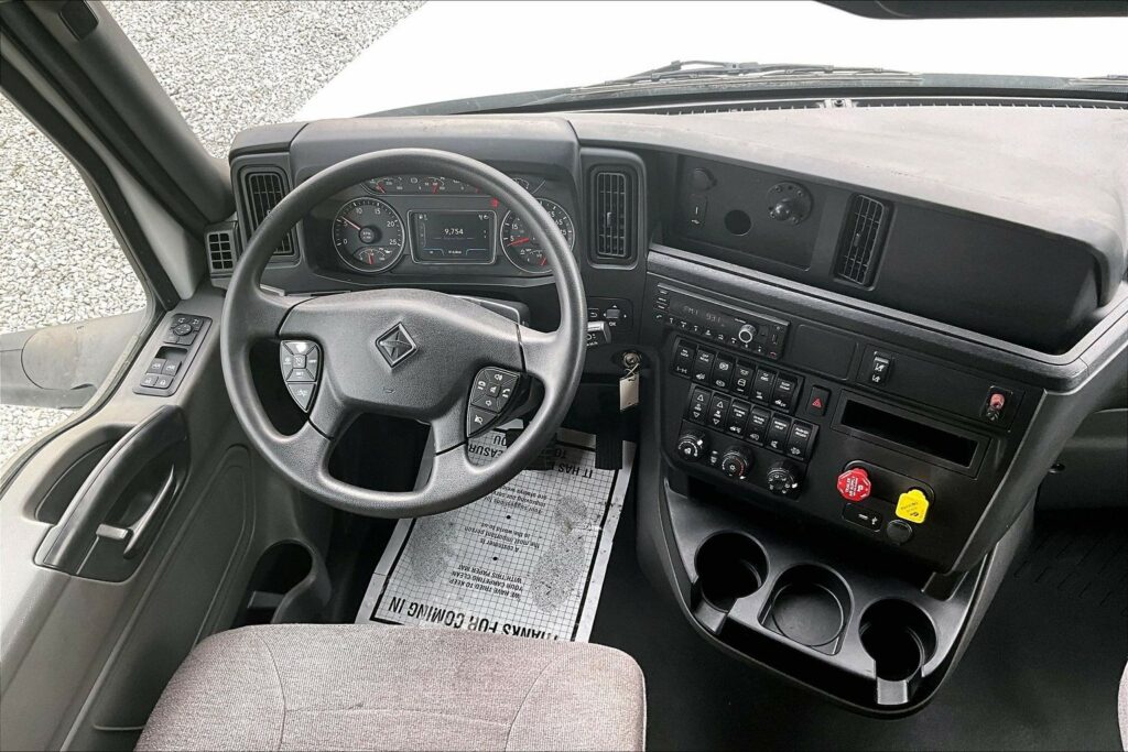 2022 CUM LT625 6×4 Sleeper