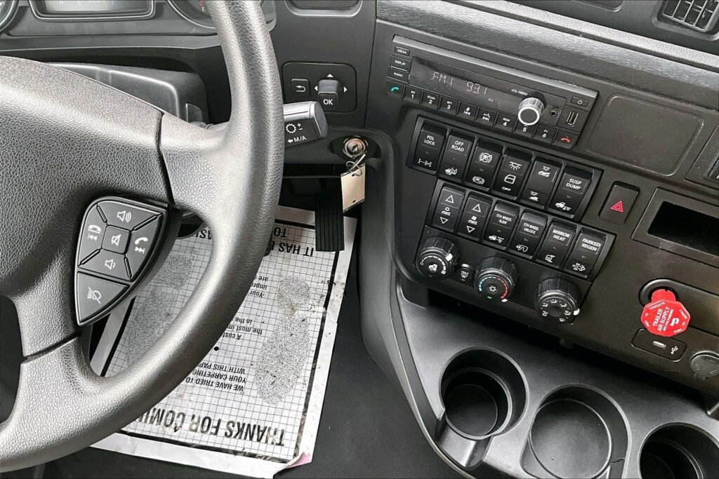 2022 CUM LT625 6×4 Sleeper