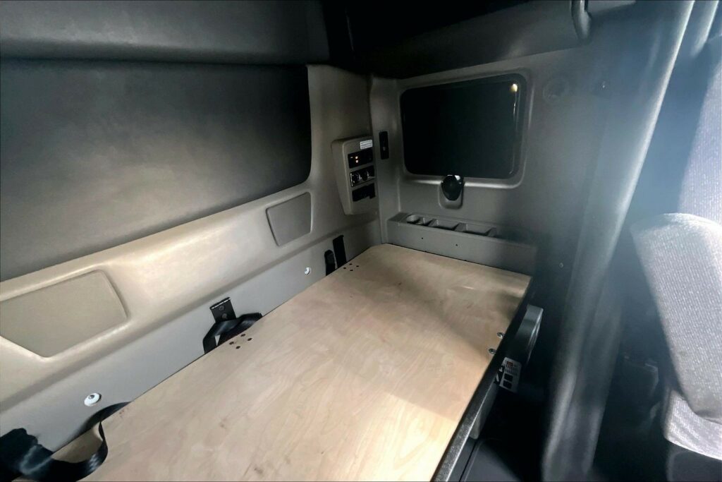 2022 CUM LT625 6×4 Sleeper