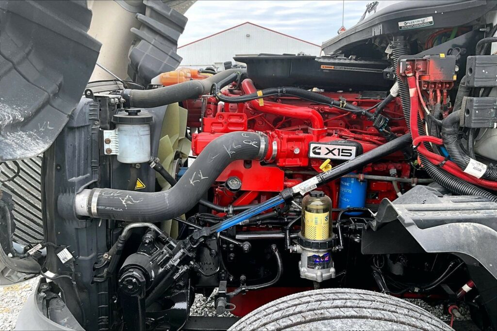 2022 CUM LT625 6×4 Sleeper