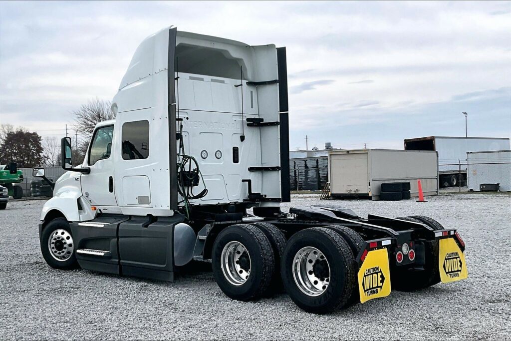 2022 CUM LT625 6×4 Sleeper