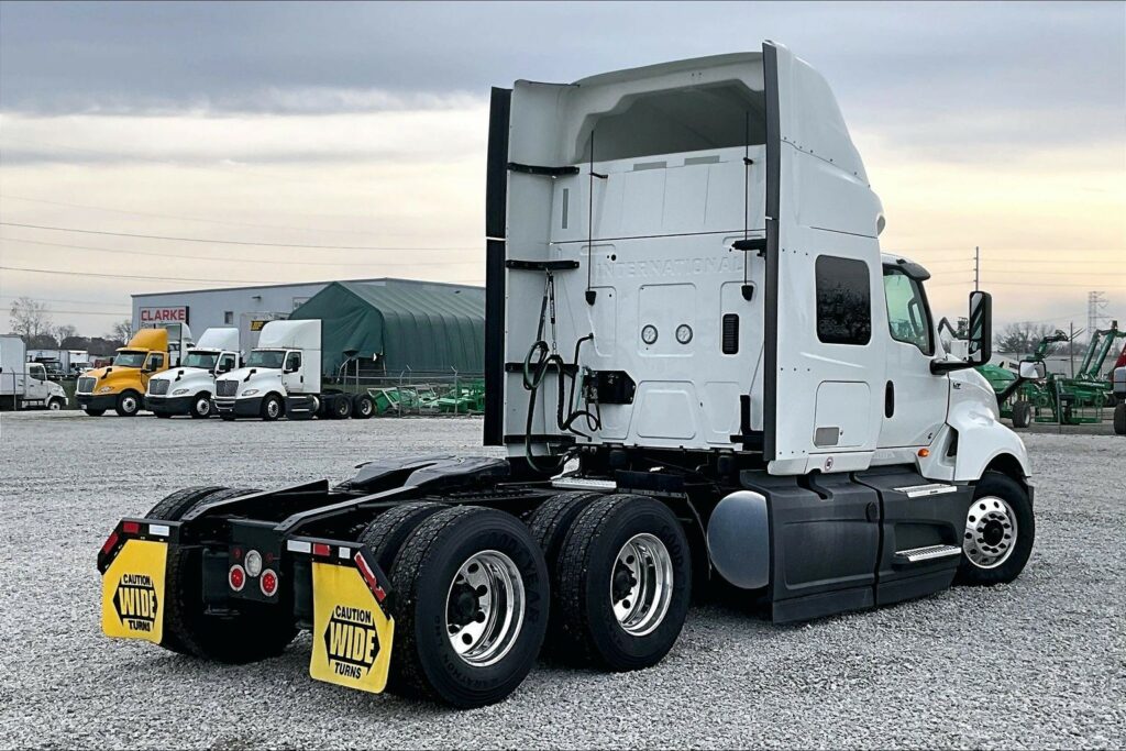 2022 CUM LT625 6×4 Sleeper