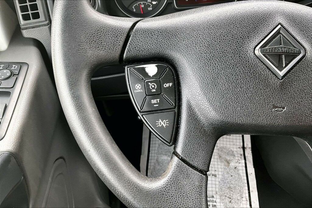 2022 CUM LT625 6×4 Sleeper