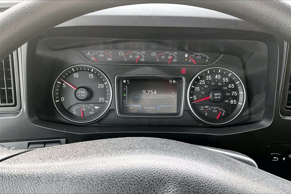 2022 CUM LT625 6×4 Sleeper