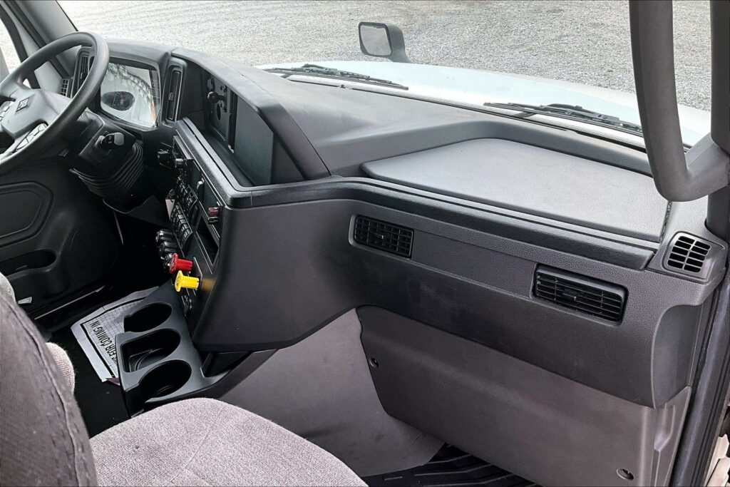 2022 CUM LT625 6×4 Sleeper