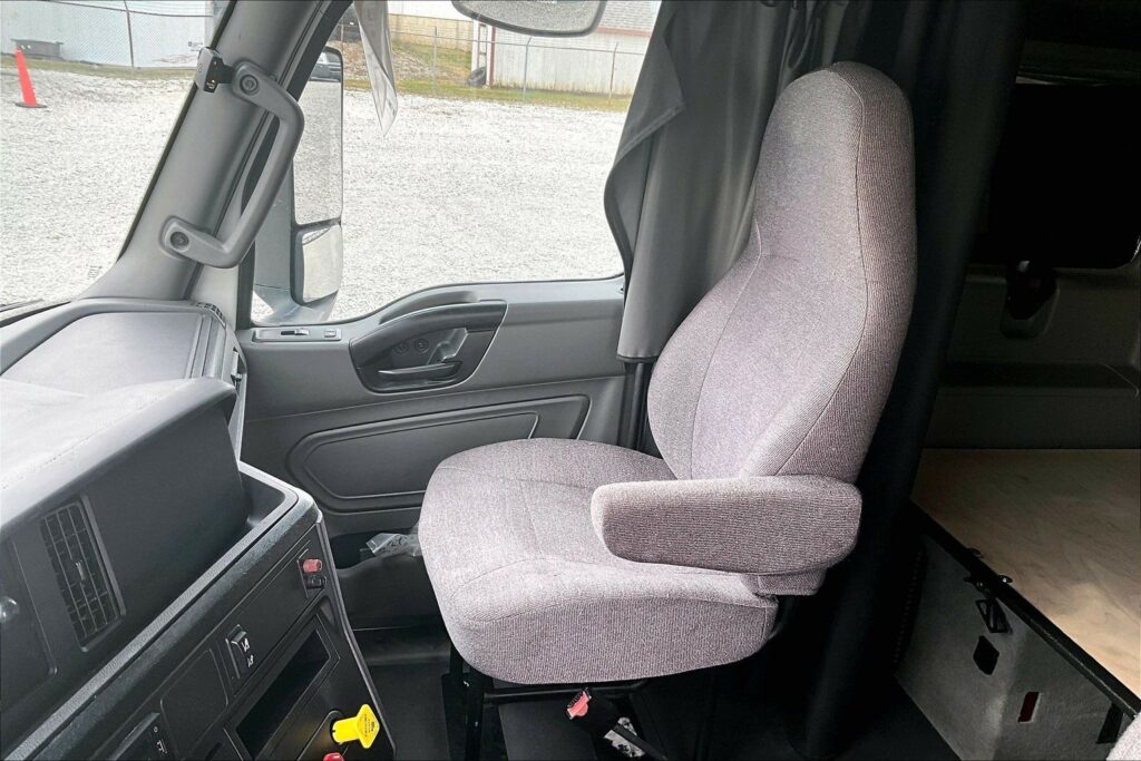 2022 CUM LT625 6×4 Sleeper