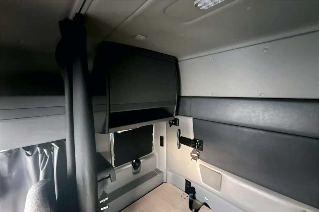 2022 CUM LT625 6×4 Sleeper