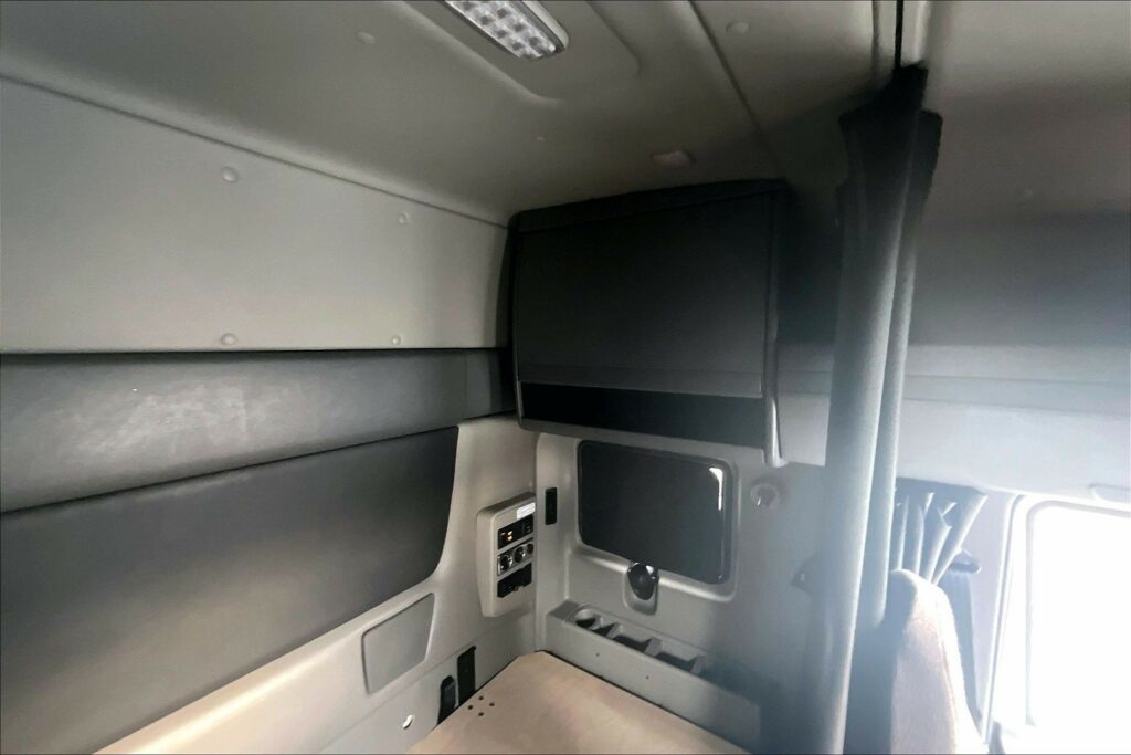 2022 CUM LT625 6×4 Sleeper