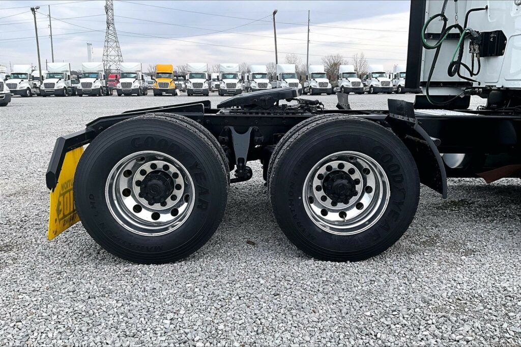 2022 CUM LT625 6×4 Sleeper