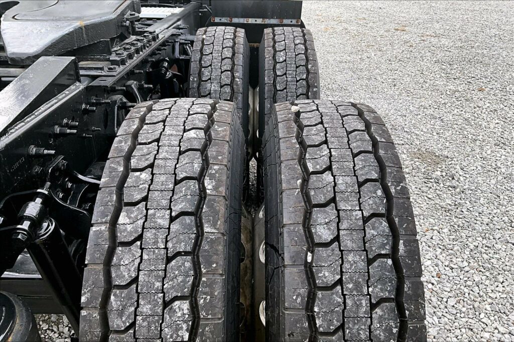 2022 CUM LT625 6×4 Sleeper