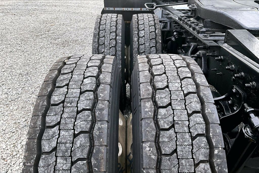 2022 CUM LT625 6×4 Sleeper