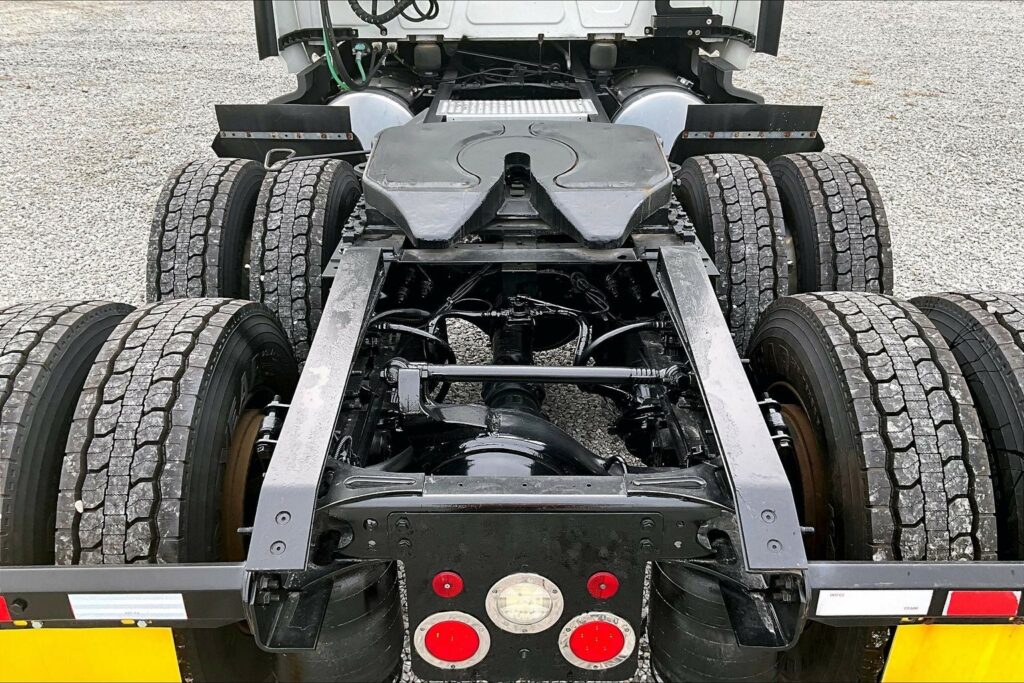 2022 CUM LT625 6×4 Sleeper