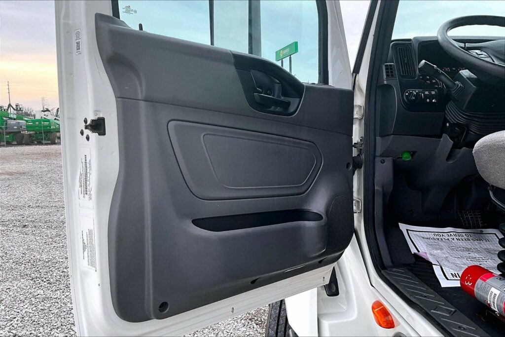 2022 CUM LT625 6×4 Sleeper