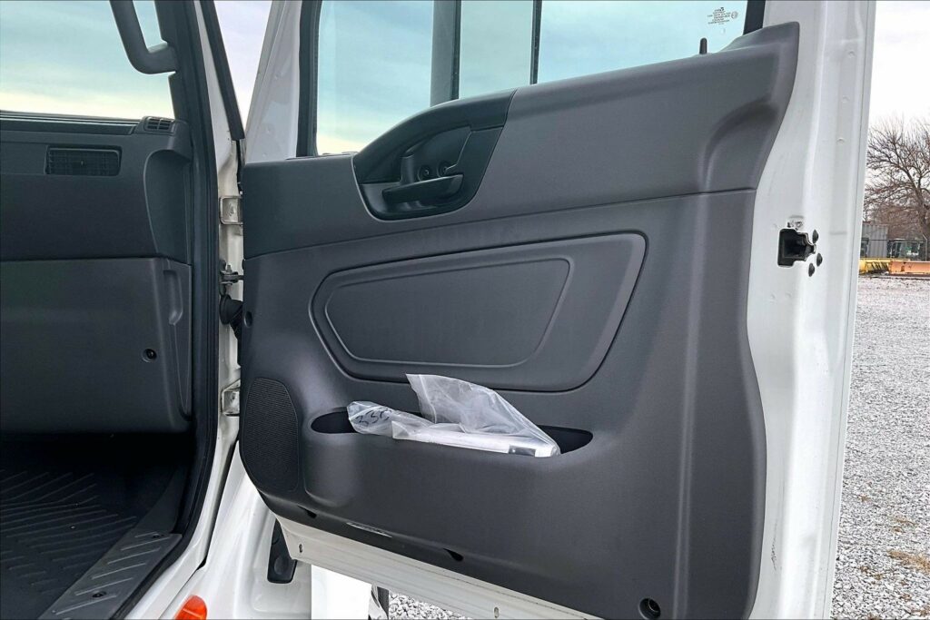 2022 CUM LT625 6×4 Sleeper