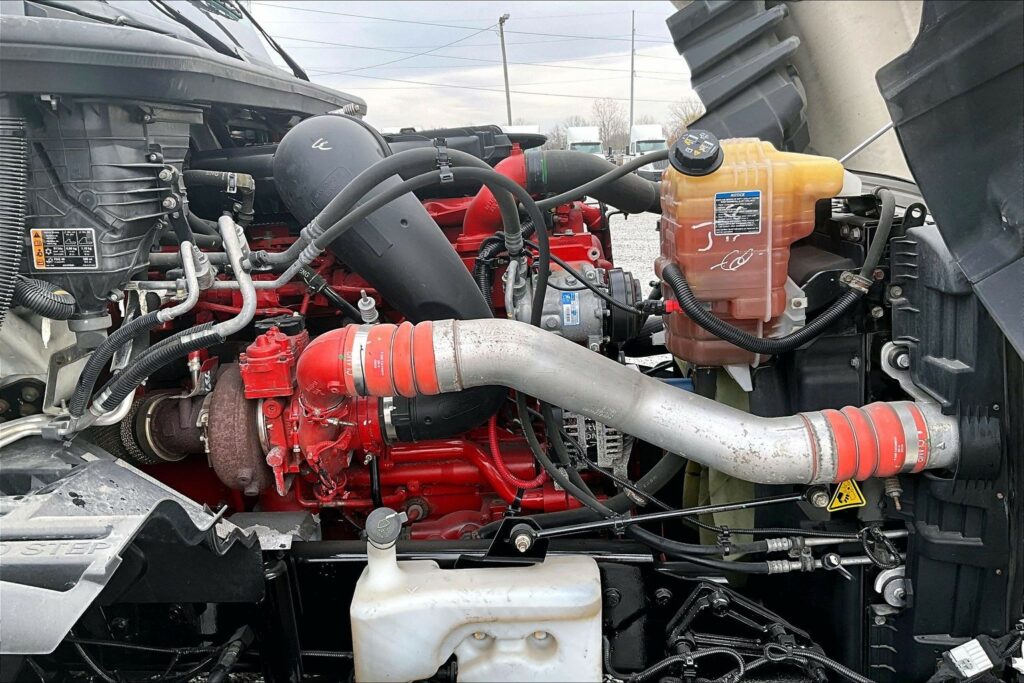 2022 CUM LT625 6×4 Sleeper