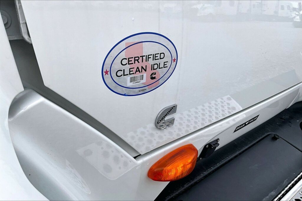 2022 CUM LT625 6×4 Sleeper