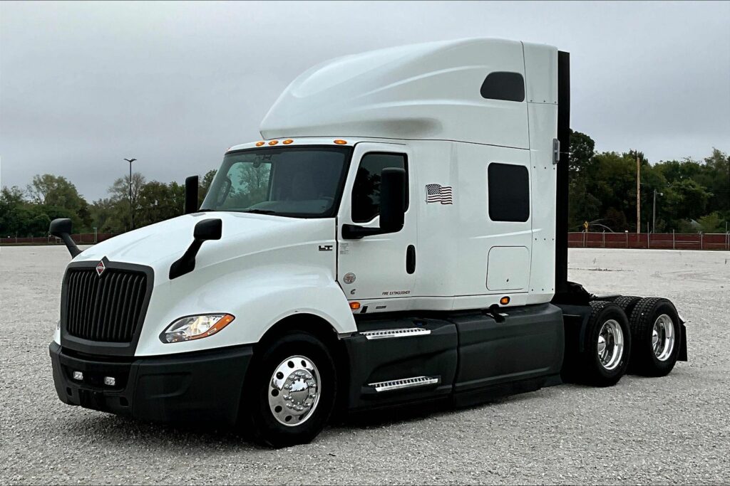 2021 CUM LT625 6×4 Sleeper