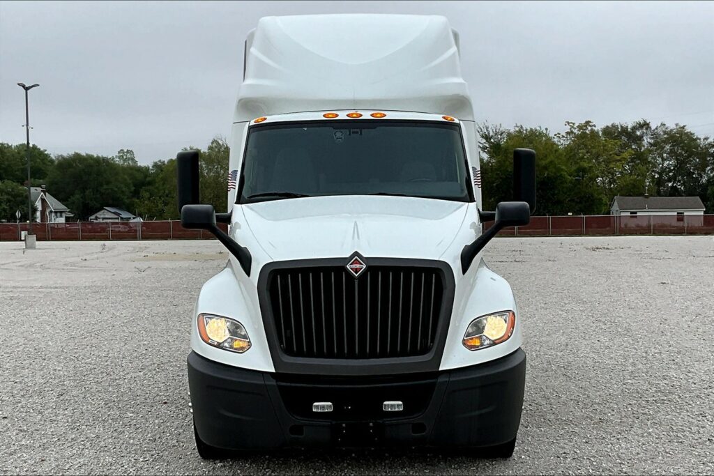 2021 CUM LT625 6×4 Sleeper