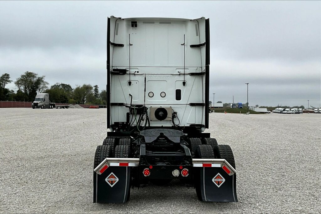 2021 CUM LT625 6×4 Sleeper