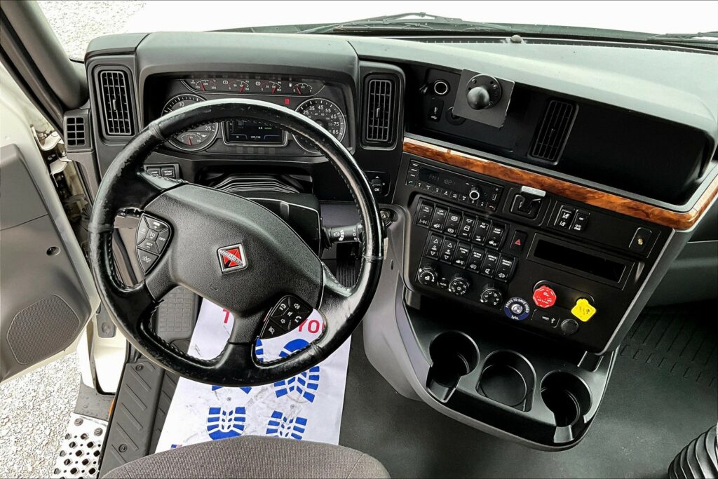 2021 CUM LT625 6×4 Sleeper