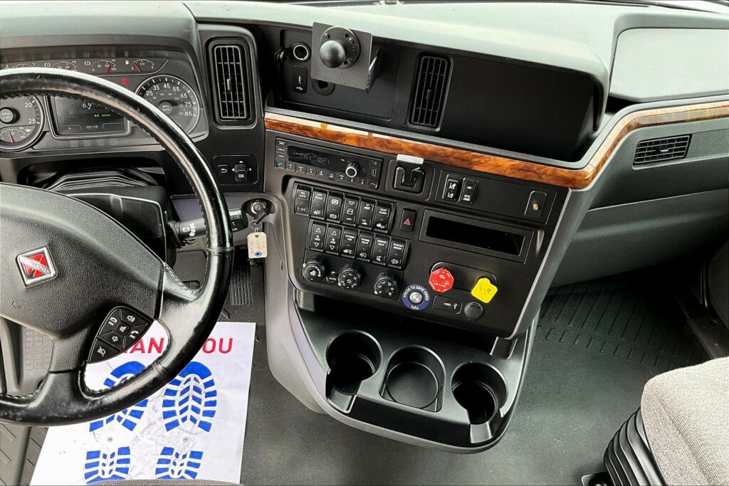 2021 CUM LT625 6×4 Sleeper