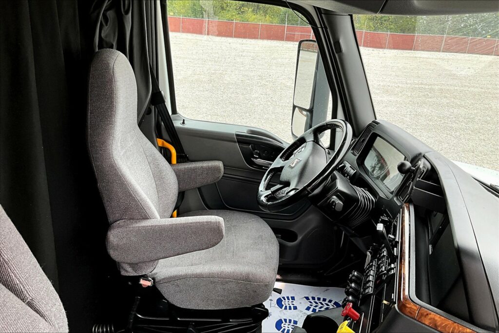 2021 CUM LT625 6×4 Sleeper