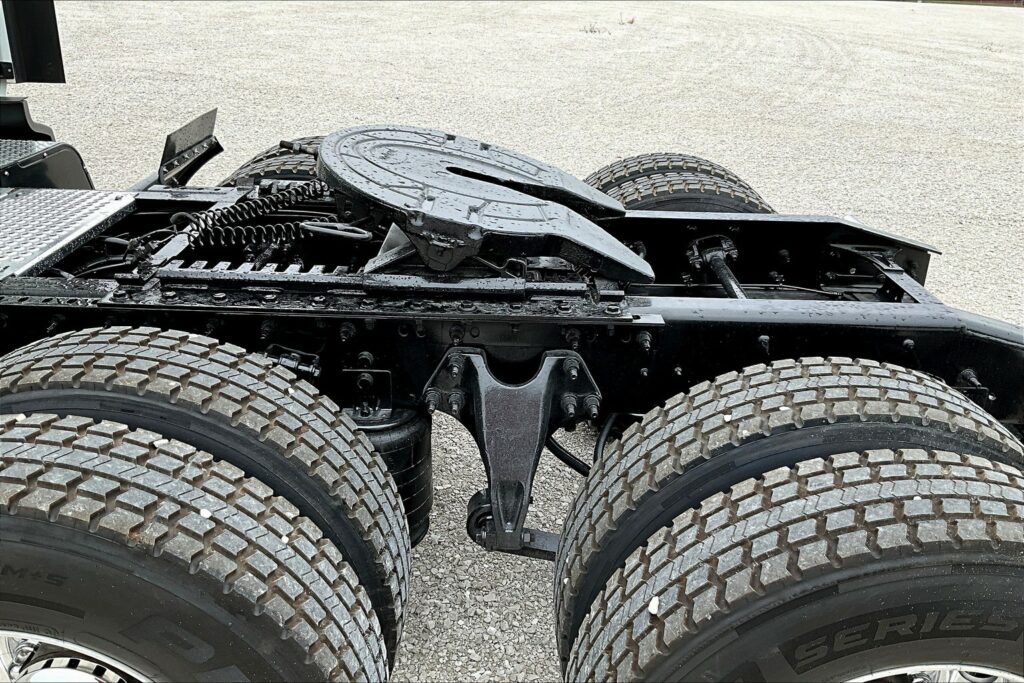 2021 CUM LT625 6×4 Sleeper