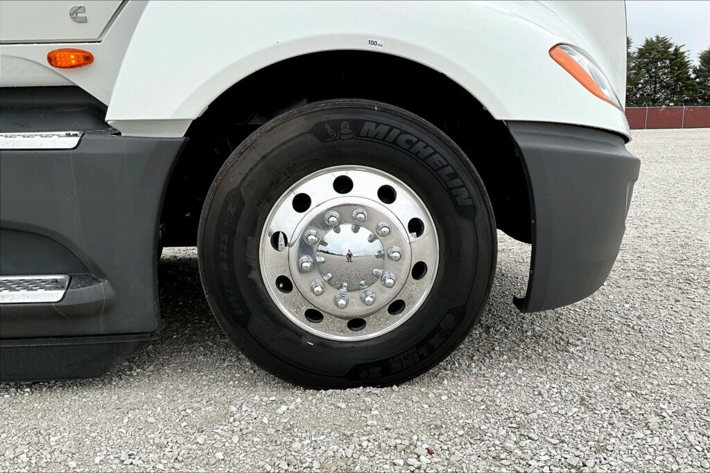 2021 CUM LT625 6×4 Sleeper