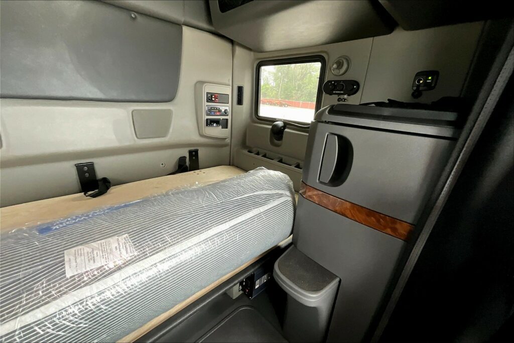 2021 CUM LT625 6×4 Sleeper