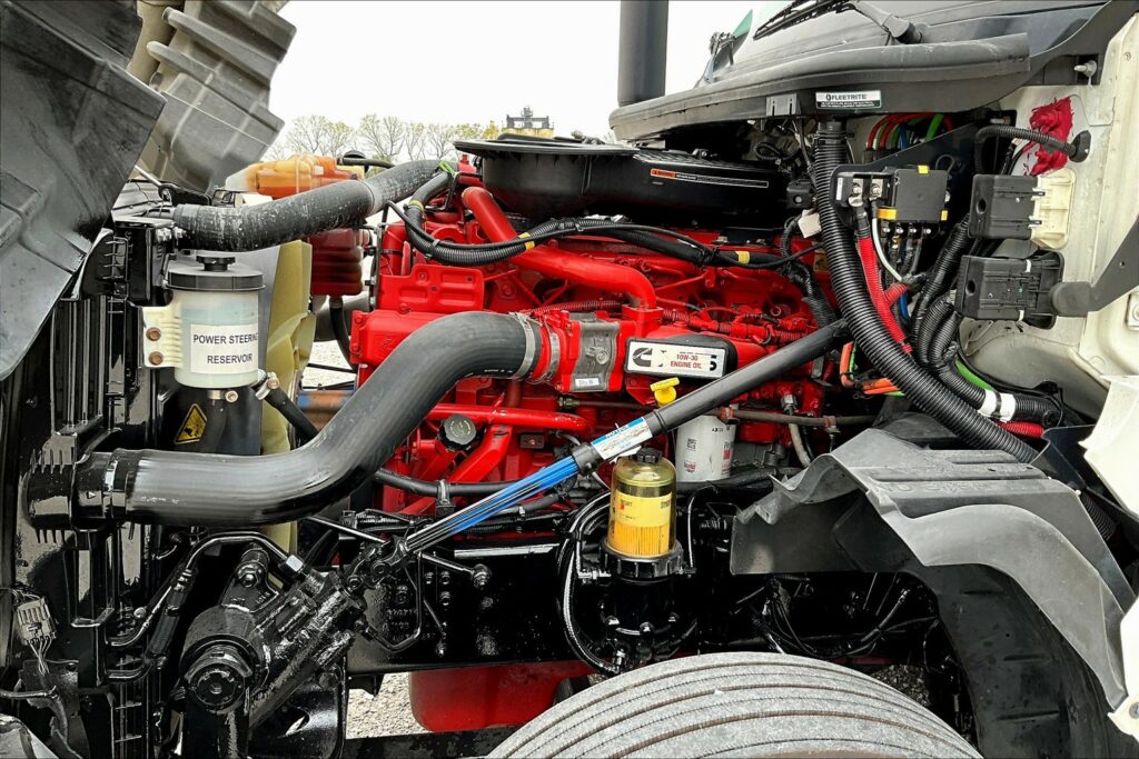 2021 CUM LT625 6×4 Sleeper