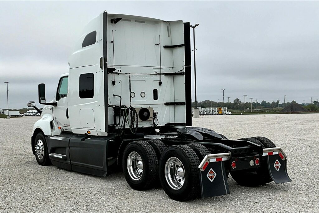 2021 CUM LT625 6×4 Sleeper