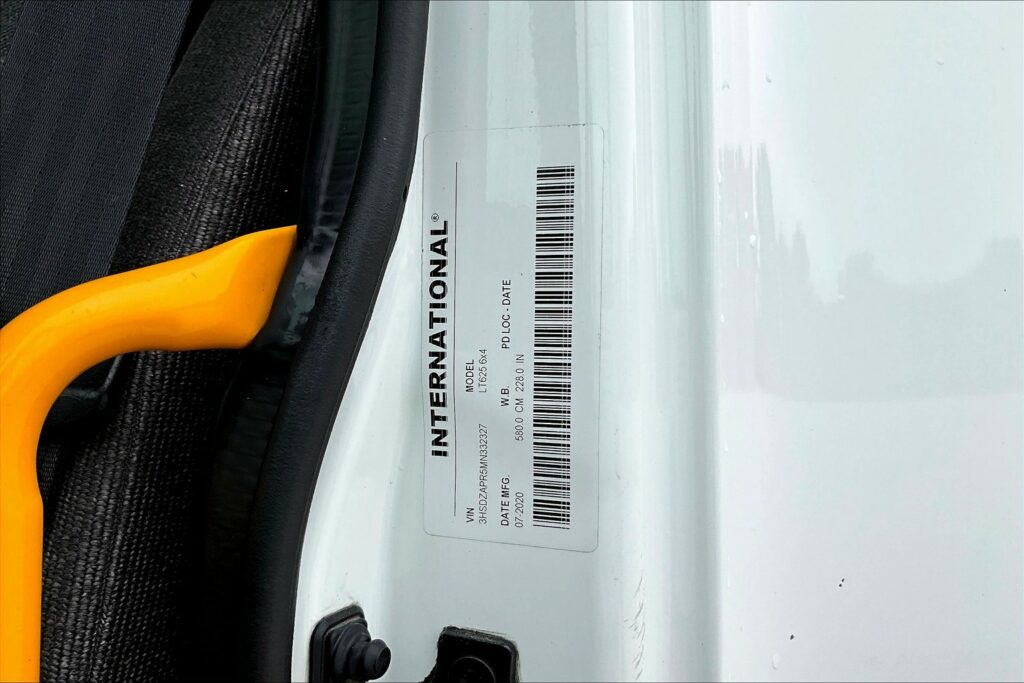 2021 CUM LT625 6×4 Sleeper