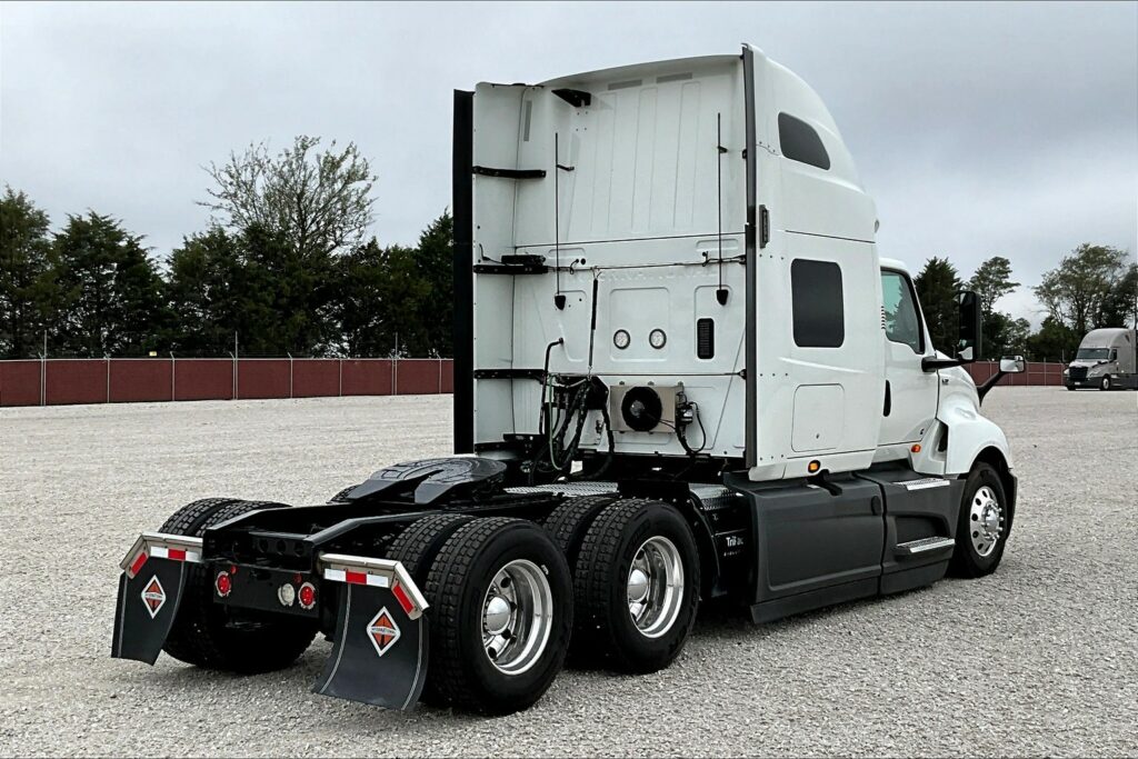 2021 CUM LT625 6×4 Sleeper