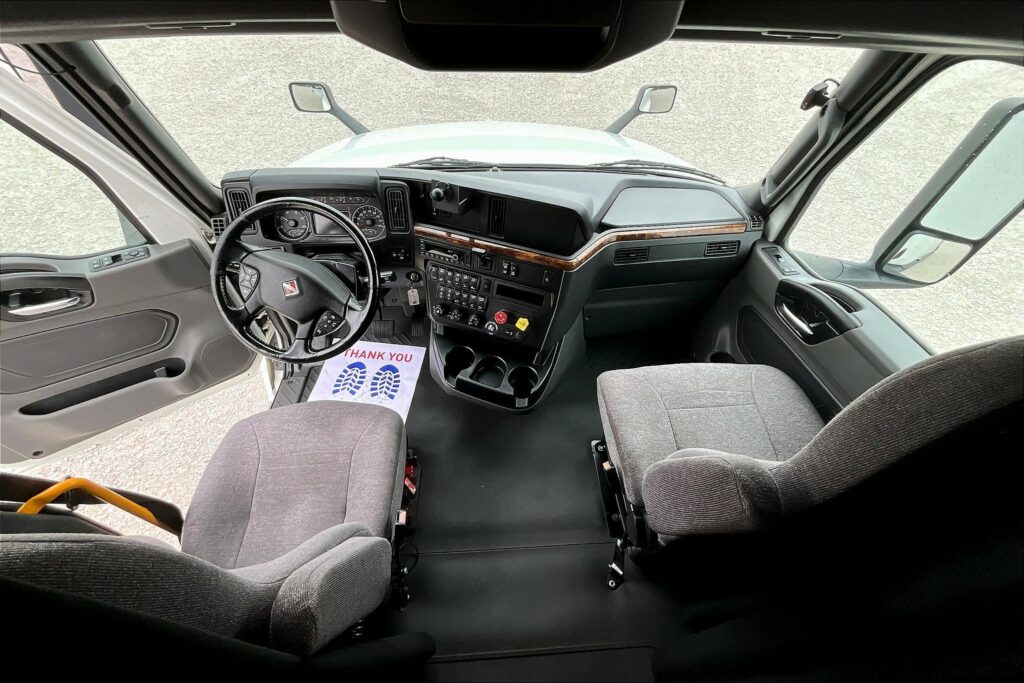 2021 CUM LT625 6×4 Sleeper