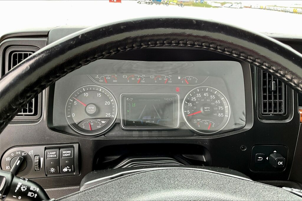 2021 CUM LT625 6×4 Sleeper