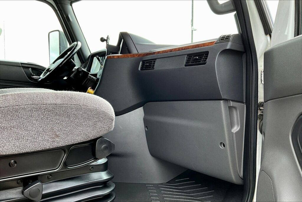 2021 CUM LT625 6×4 Sleeper