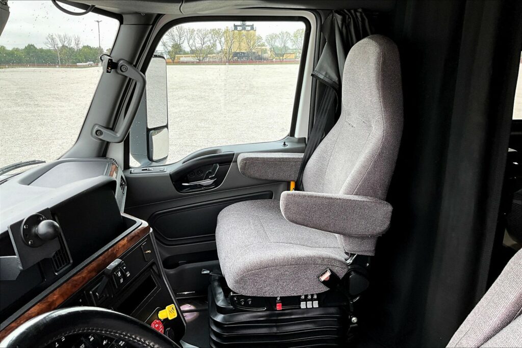 2021 CUM LT625 6×4 Sleeper