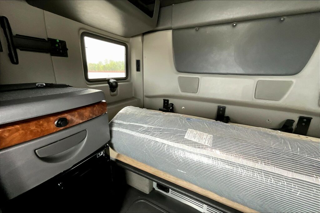 2021 CUM LT625 6×4 Sleeper