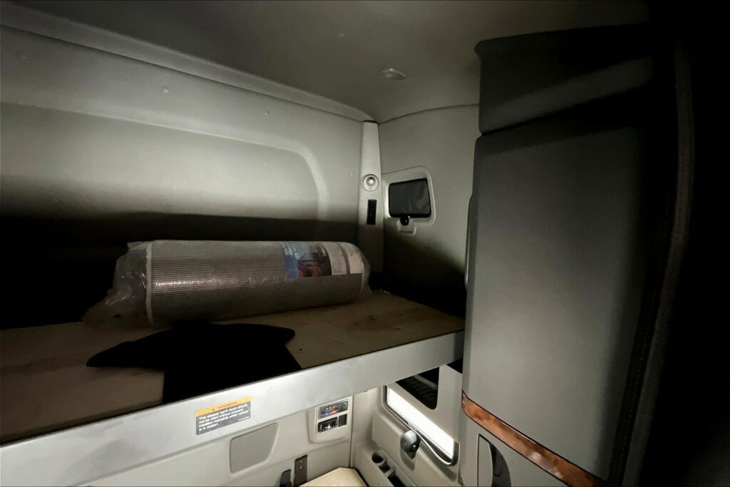 2021 CUM LT625 6×4 Sleeper