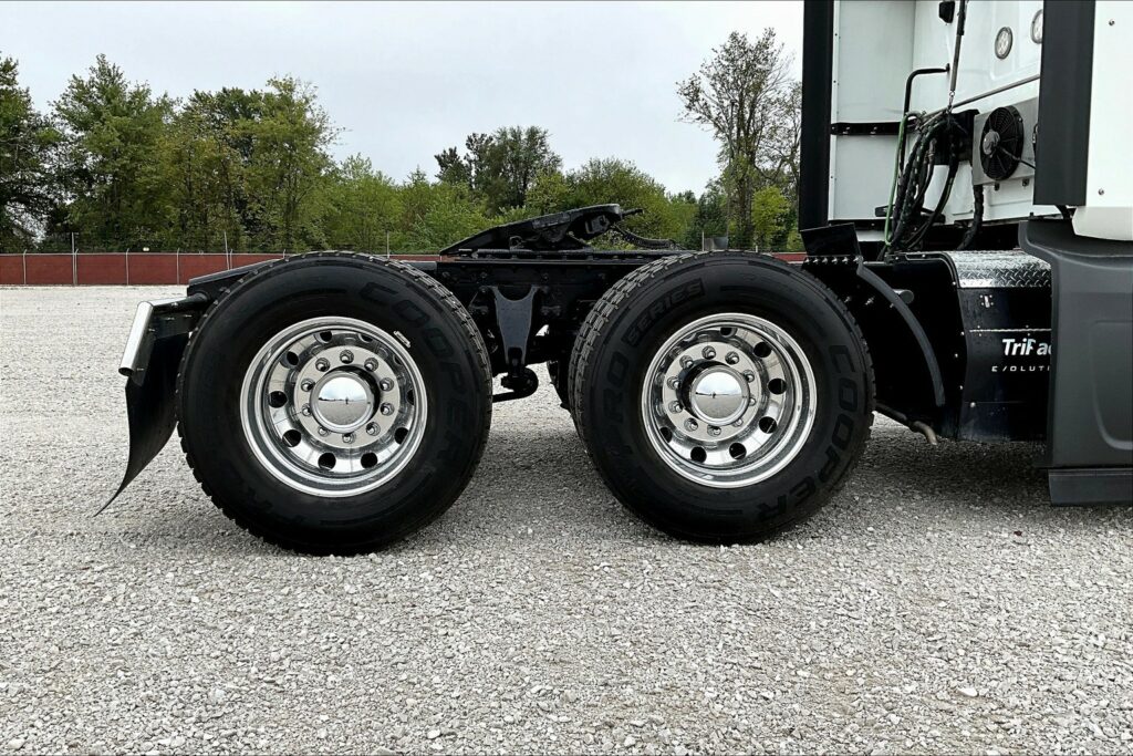 2021 CUM LT625 6×4 Sleeper