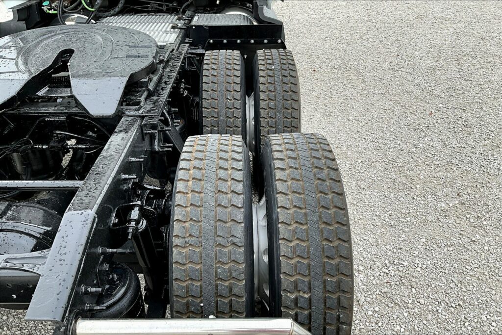 2021 CUM LT625 6×4 Sleeper