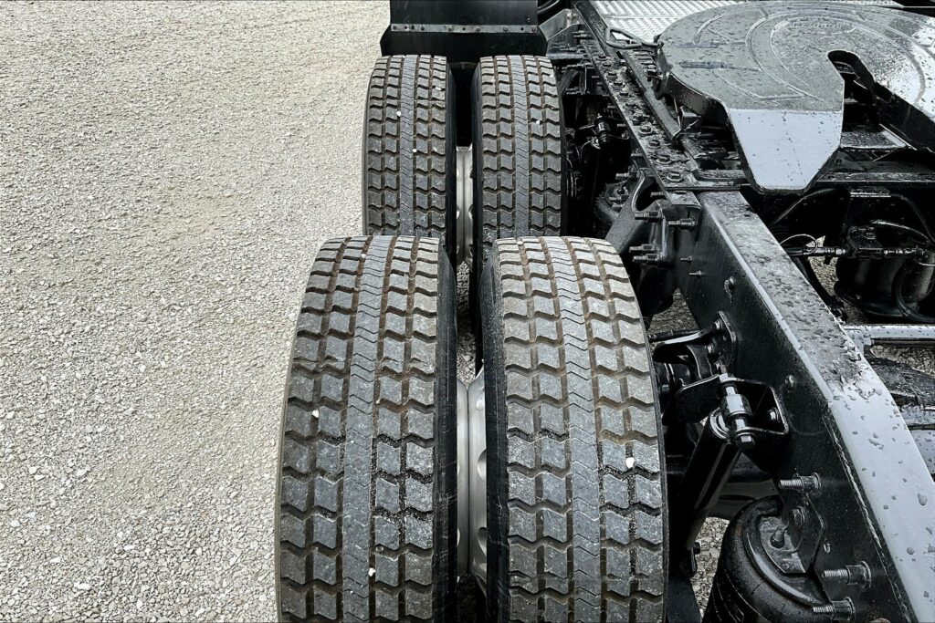 2021 CUM LT625 6×4 Sleeper