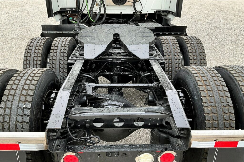 2021 CUM LT625 6×4 Sleeper