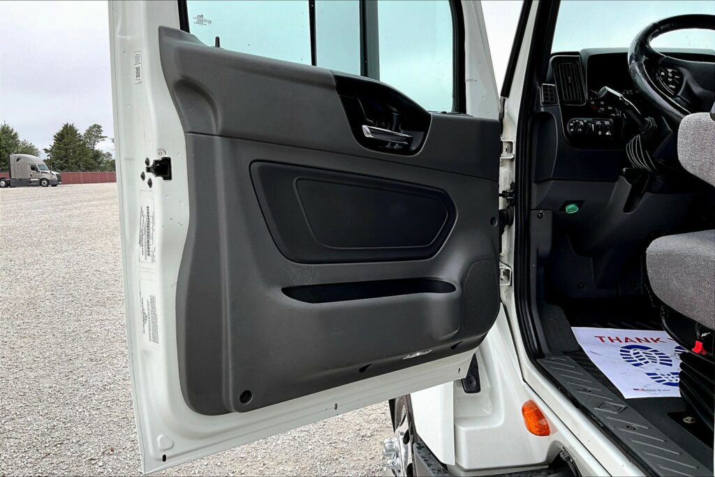 2021 CUM LT625 6×4 Sleeper