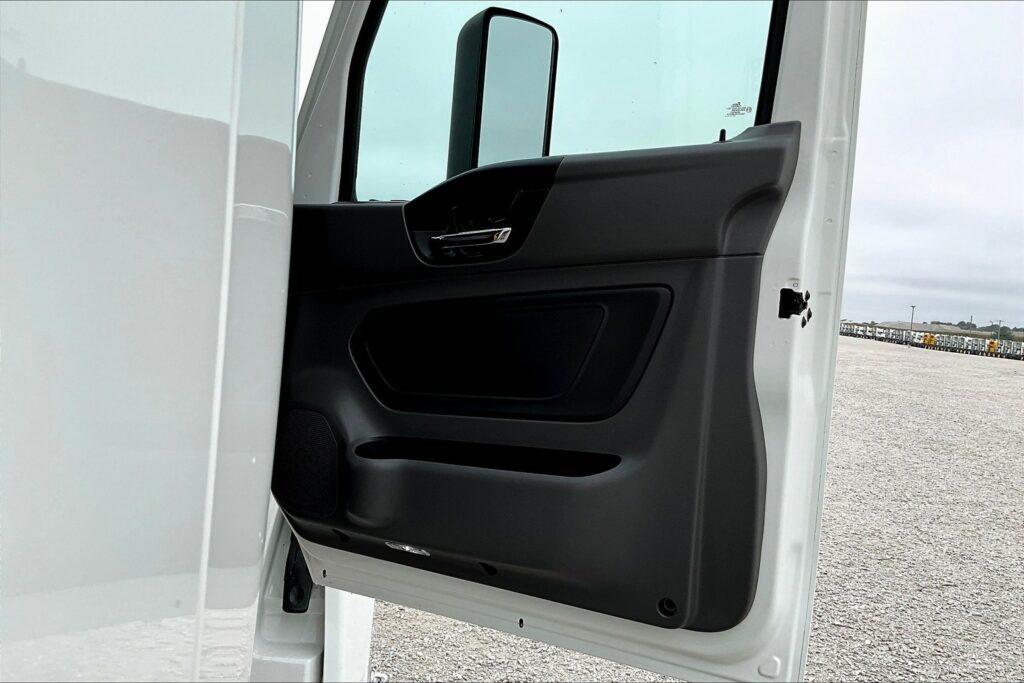 2021 CUM LT625 6×4 Sleeper