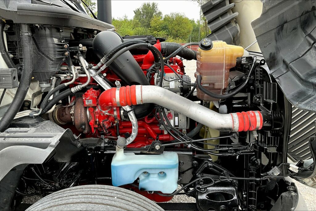 2021 CUM LT625 6×4 Sleeper